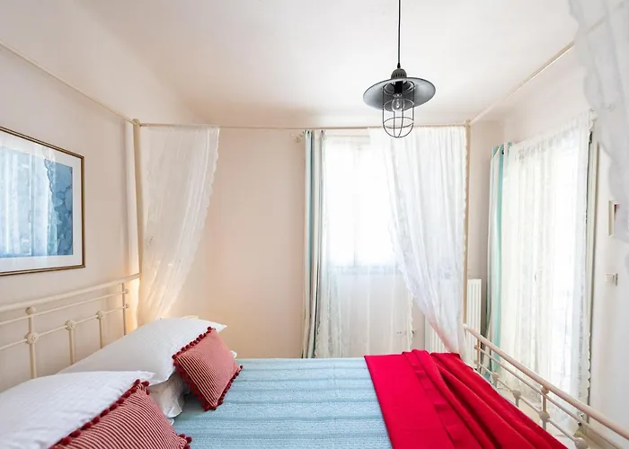 - Private Pool - Access Villa Parasporos