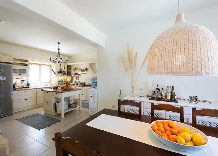 - Private Pool - Access * Parasporos