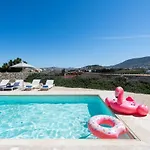 - Private Pool - Access Vila Parasporos
