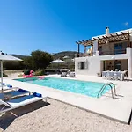 - Private Pool - Access Villa Parasporos