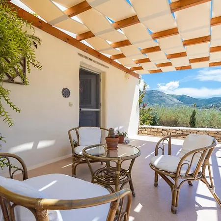 - Private Pool - Access Vila Parasporos