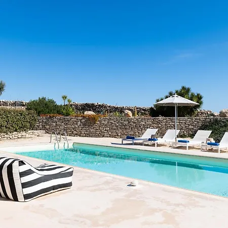 - Private Pool - Access Vila Parasporos