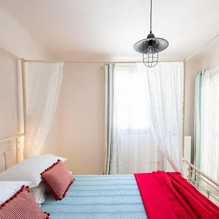 - Private Pool - Access Vila Parasporos