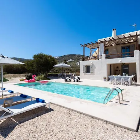 - Private Pool - Access Vila Parasporos