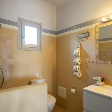 - Private Pool - Access * Parasporos
