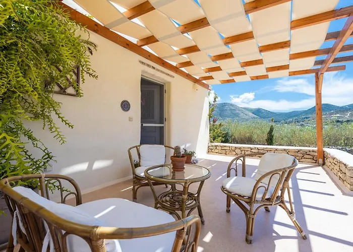 - Private Pool - Access Villa Parasporos